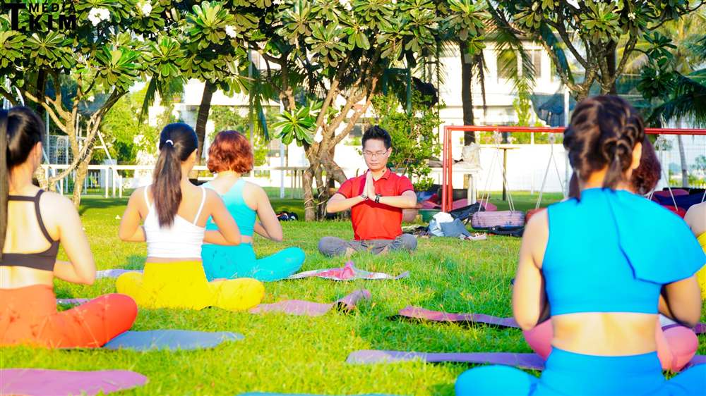 Đặng Kim Ba hướng dẫn học viên — người từng bắt đầu với một lớp học chỉ 3 người.