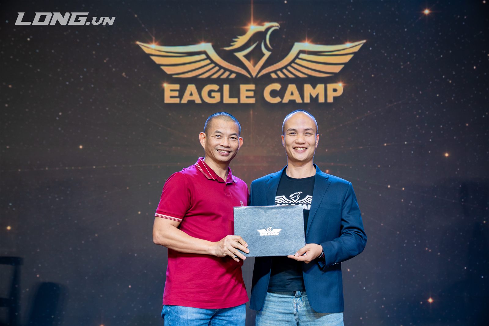 Nguyễn Bảo Bằng cùng thầy Phạm Thành Long trên sân khấu Eagle Camp