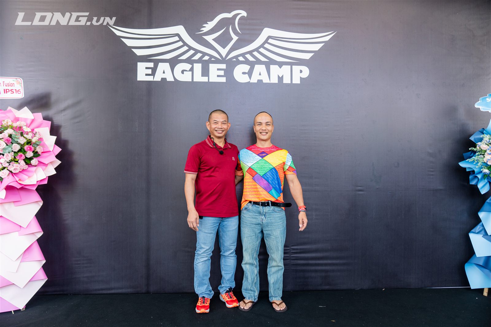 Nguyễn Bảo Bằng chụp cùng thầy Phạm Thành Long tại Eagle Camp