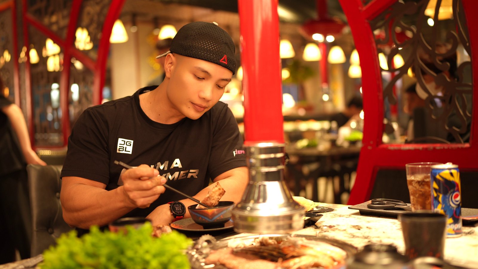 Bữa ăn với món đạm ở trung tâm — phần calo hay bị ghi thiếu nằm ở dầu mỡ và nước chấm