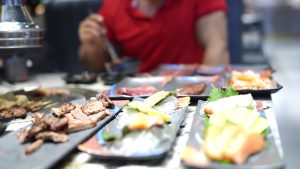 Cắt calo bao nhiêu là đủ? Dấu hiệu bạn đang ăn quá ít Bàn ăn nhiều món giàu đạm: thịt và cá chiếm phần chính