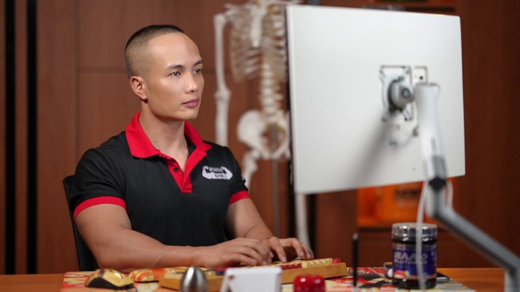 HLV Nguyễn Bảo Bằng, NBB GYM, làm việc tại bàn tư vấn học viên