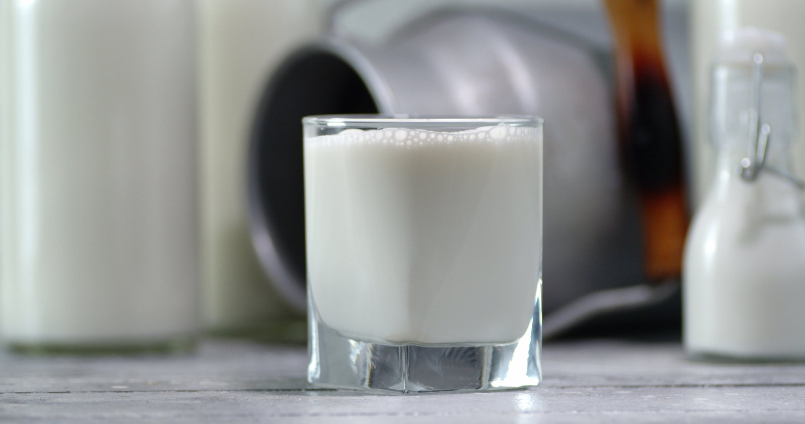 Ly sữa bò được rót đầy, nguồn gốc của cả đạm whey lẫn đường lactose
