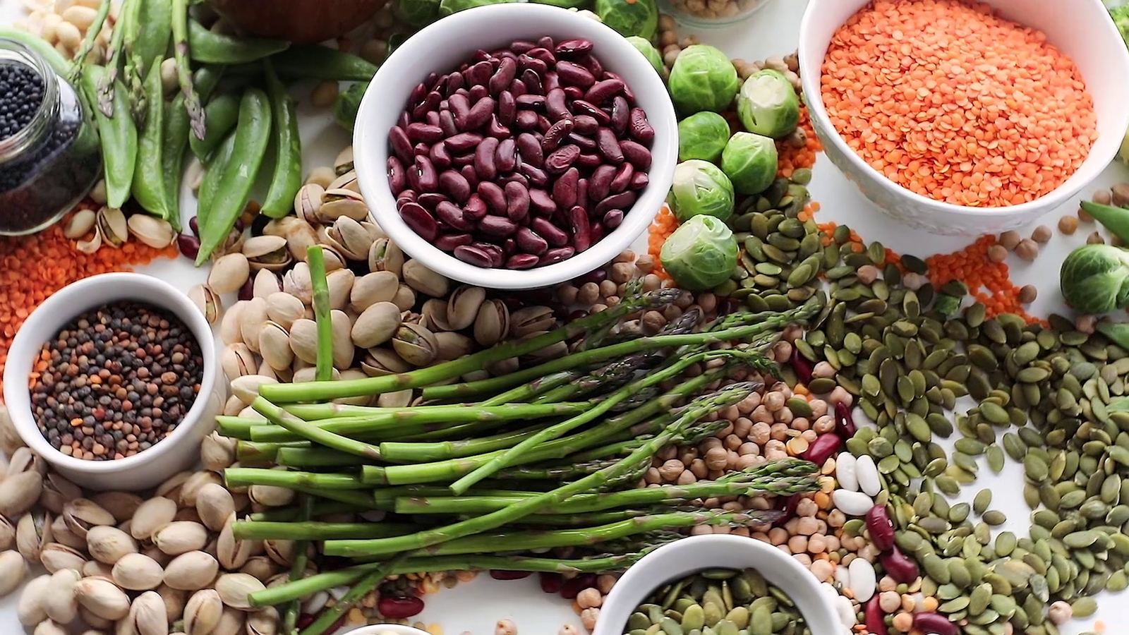 Các nguồn đạm thực vật gồm đậu, hạt và rau củ bày trên bàn