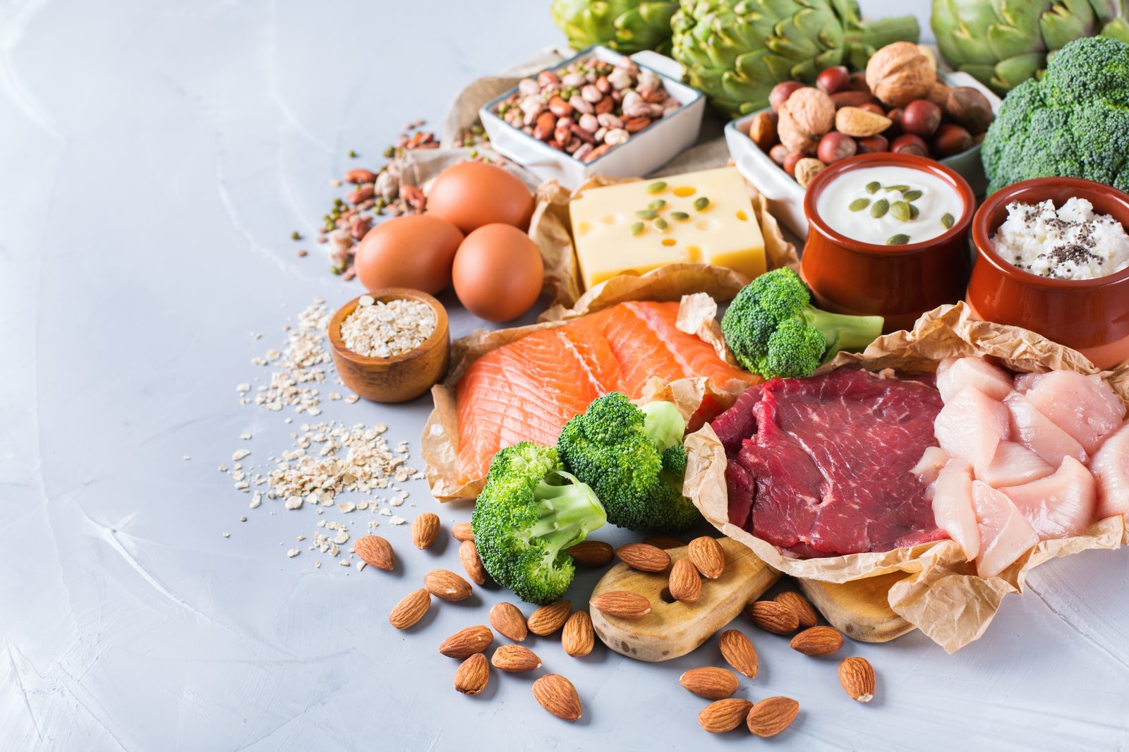 Các nguồn đạm từ bữa ăn thật: thịt, cá, trứng, sữa, đậu và các loại hạt