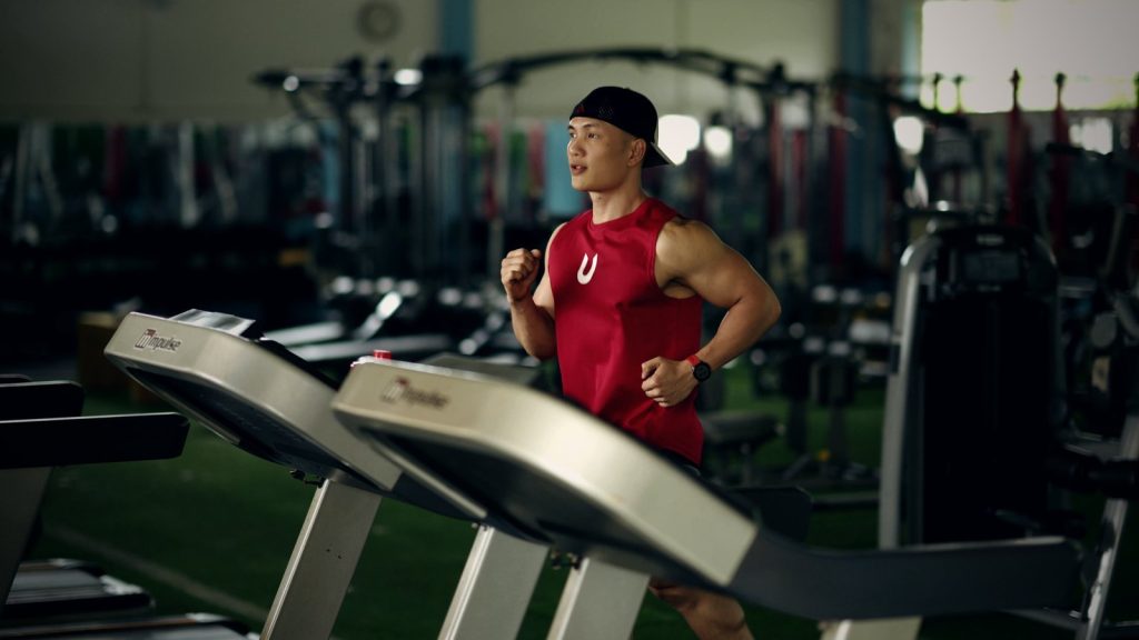 Nguyễn Bảo Bằng đi bộ nhẹ trên máy chạy bộ trong phòng gym