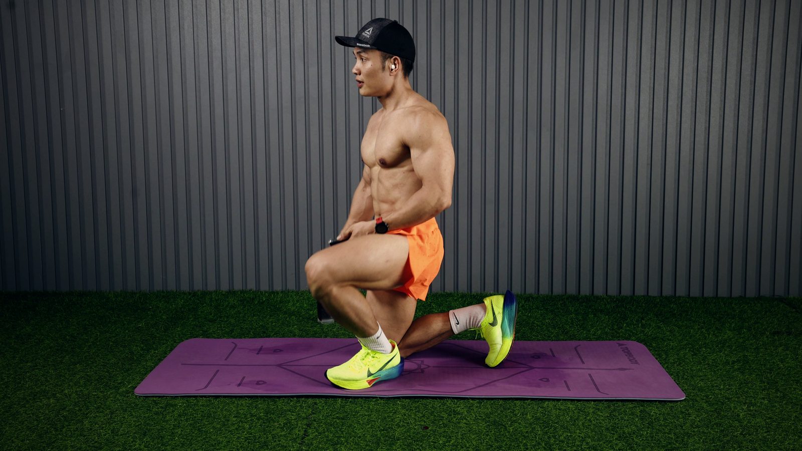 Đứng nhìn nghiêng quan sát vùng bụng sau buổi tập