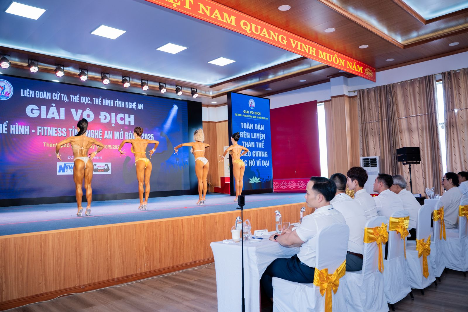Nguyễn Bảo Bằng ngồi ghế trọng tài tại Giải vô địch Thể hình – Fitness tỉnh Nghệ An mở rộng 2025