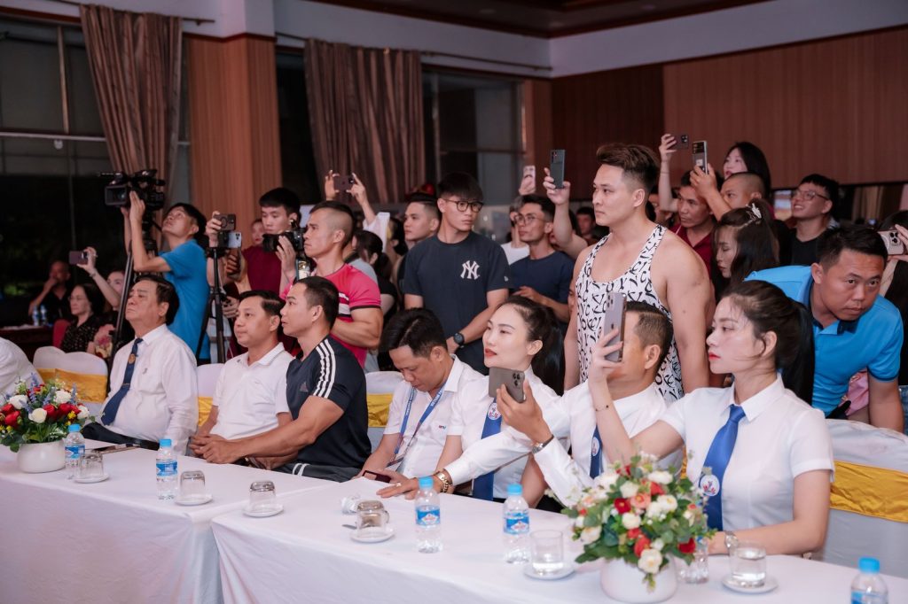 Nguyễn Bảo Bằng ngồi ghế trọng tài tại Giải vô địch Thể hình – Fitness tỉnh Nghệ An mở rộng 2025