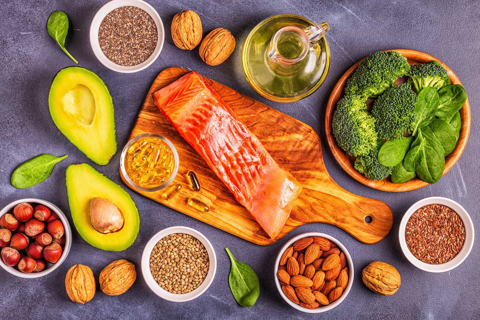Các nguồn omega-3 từ cá và thực vật bày trên bàn