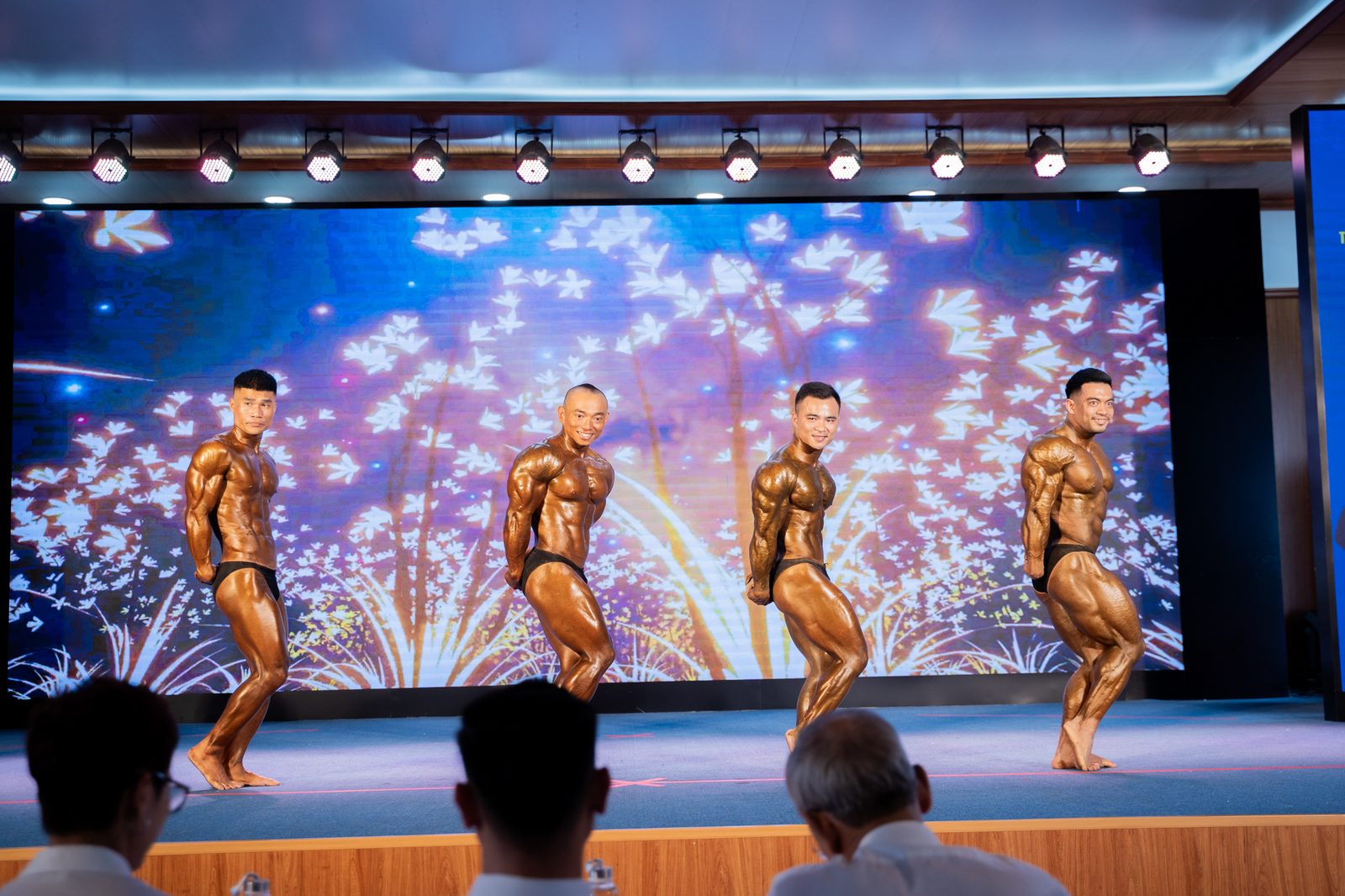 Nguyễn Bảo Bằng ngồi bàn trọng tài tại Giải vô địch Thể hình – Fitness tỉnh Nghệ An 2025