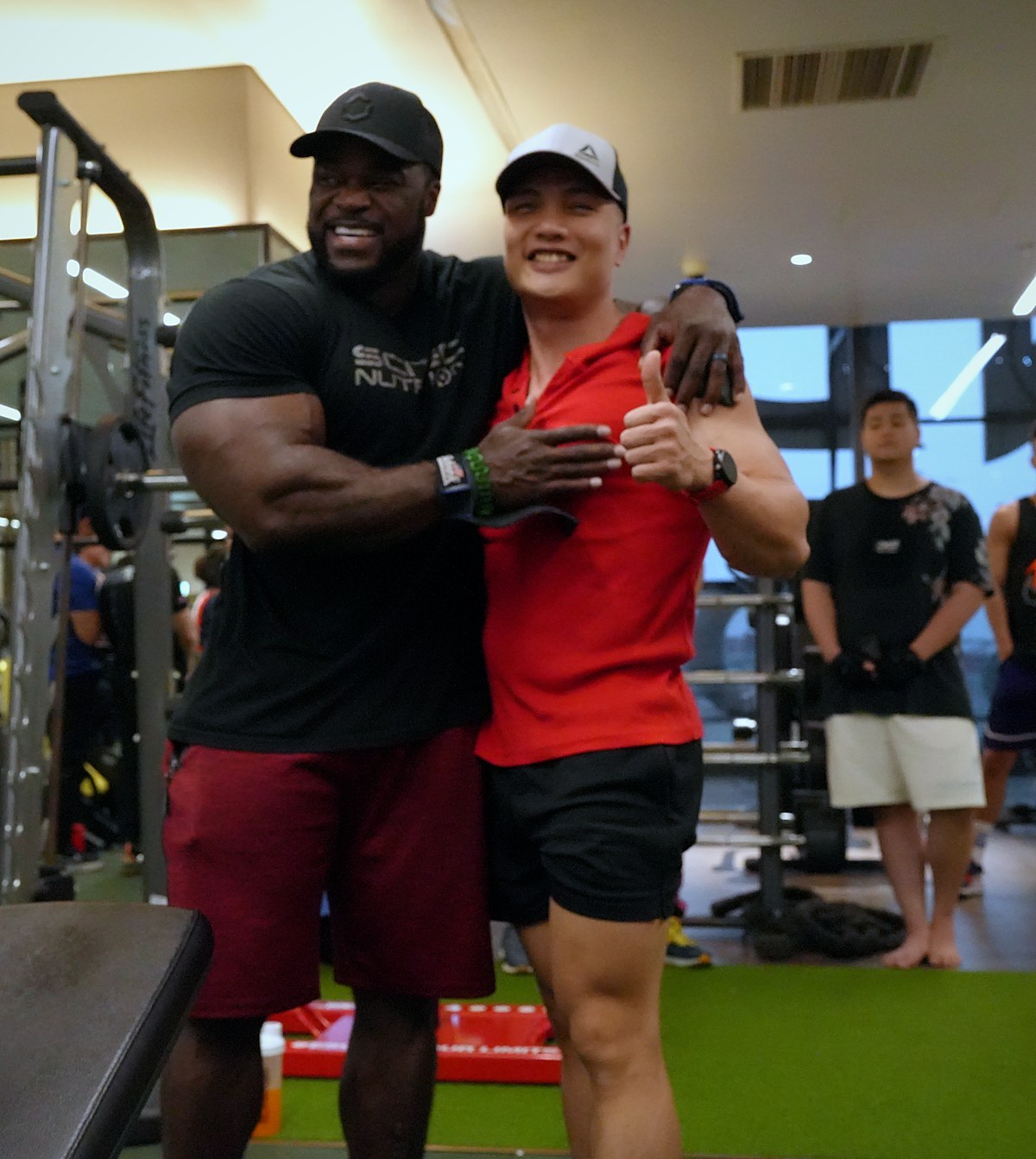 Nguyễn Bảo Bằng chụp cùng Brandon Curry, nhà vô địch Mr. Olympia 2019, trong phòng tập