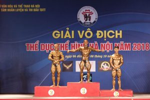 Nguyễn Bảo Bằng đứng trên bục nhận huy chương bạc hệ chuyên nghiệp tại Giải Thể hình mở rộng Hà Nội 10/2018