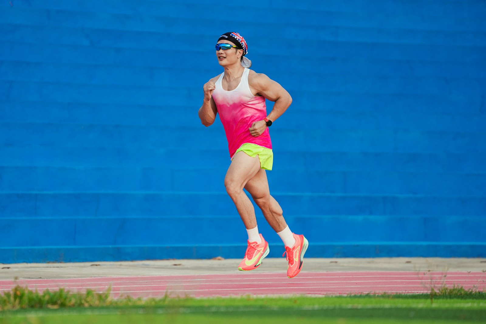Nguyễn Bảo Bằng ở pha bay giữa hai bước chạy trên đường piste đỏ