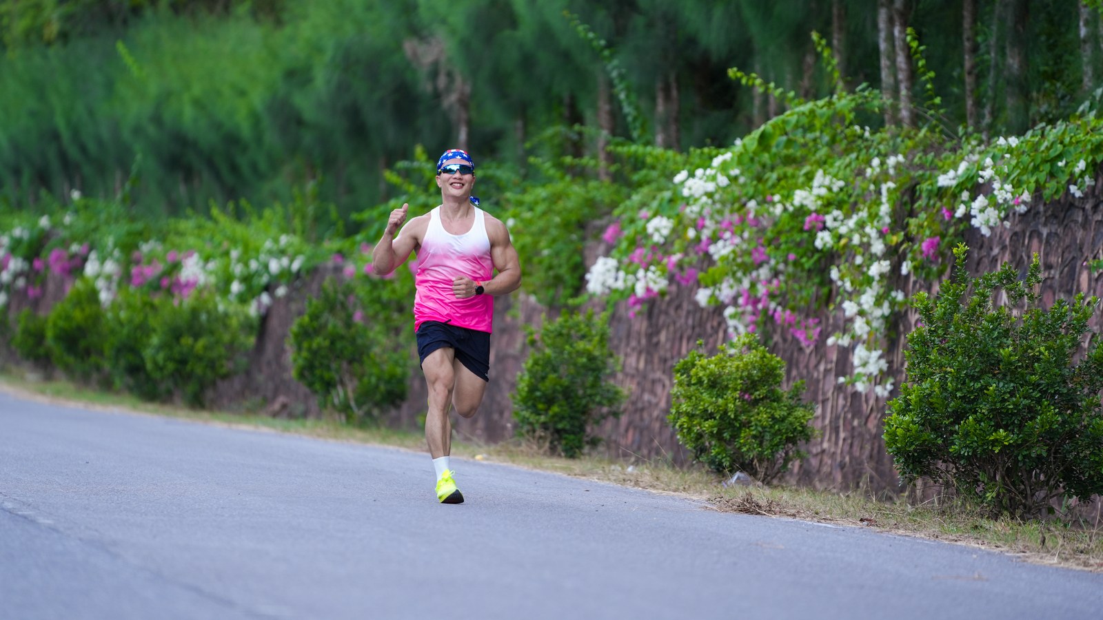 Nguyễn Bảo Bằng chạy bộ ven đường vào buổi sáng