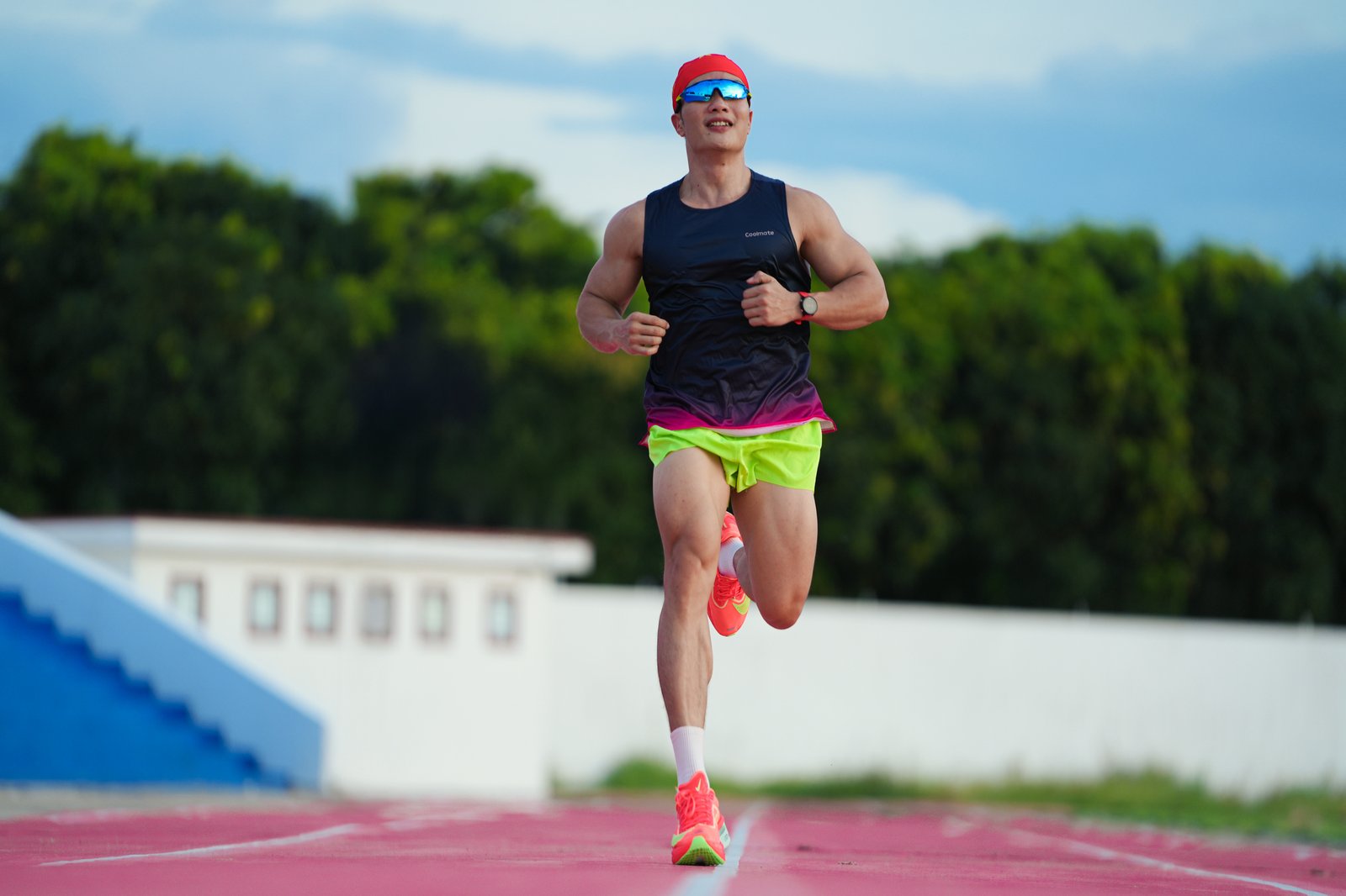Nguyễn Bảo Bằng chạy bộ trên đường piste