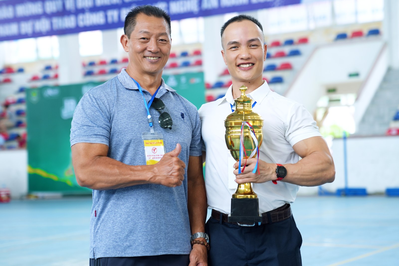 Nguyễn Bảo Bằng chụp cùng huyền thoại thể hình Lý Đức tại nhà thi đấu