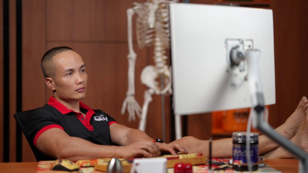 Nguyễn Bảo Bằng mặc áo polo ngồi ở bàn làm việc