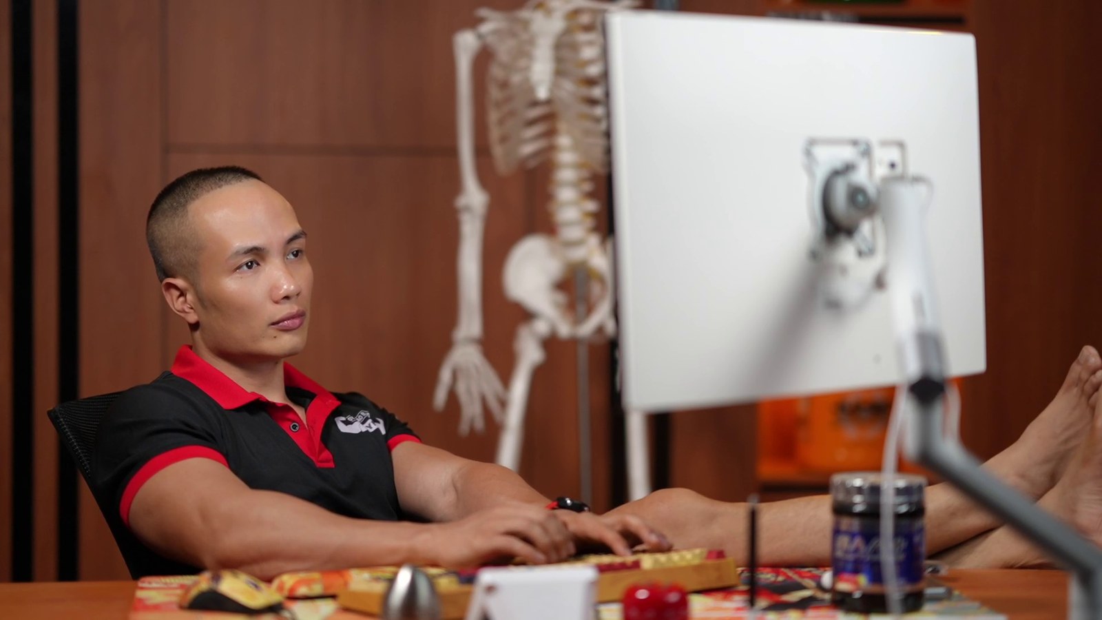 Nguyễn Bảo Bằng ngồi bàn làm việc rà lại giáo án trên máy tính