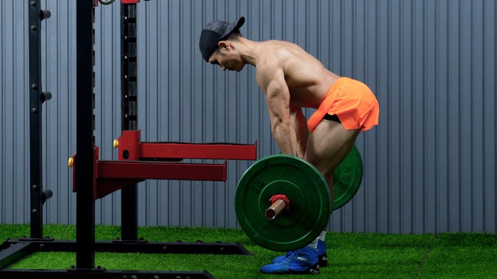 Động tác kéo tạ đòn tư thế cúi người, thấy rõ góc khuỷu tay và hướng kéo