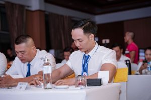 Chứng chỉ huấn luyện viên thể hình: loại nào có giá trị? Nguyễn Bảo Bằng ngồi ghế trọng tài số 01, cầm bút chấm điểm tại Giải vô địch Thể hình – Fitness tỉnh Nghệ An mở rộng 2025