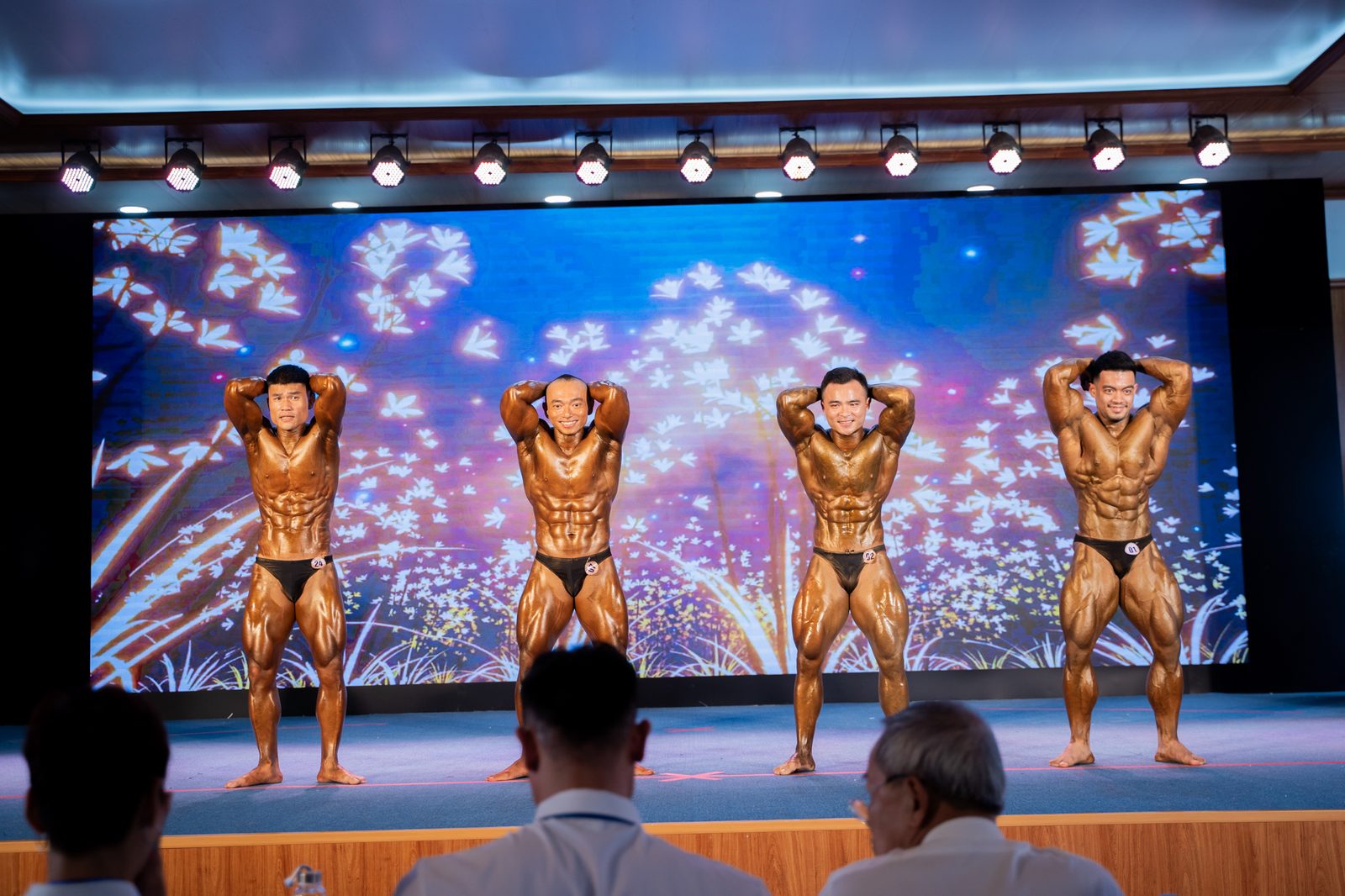 Nguyễn Bảo Bằng tại bàn trọng tài Giải vô địch Thể hình – Fitness tỉnh Nghệ An mở rộng 2025