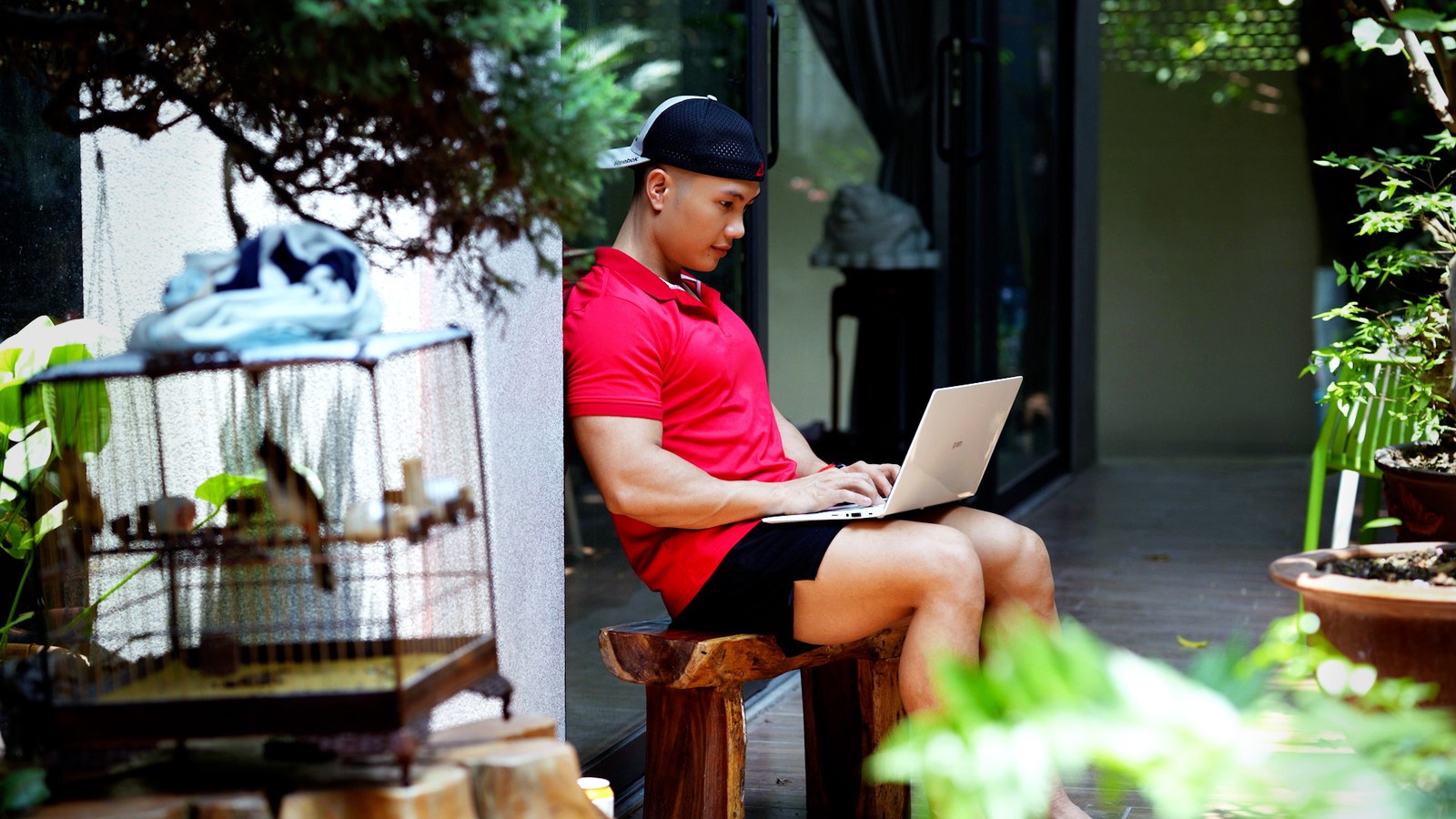 Nguyễn Bảo Bằng ngồi làm việc với laptop, rà lại số đo học viên gửi lên