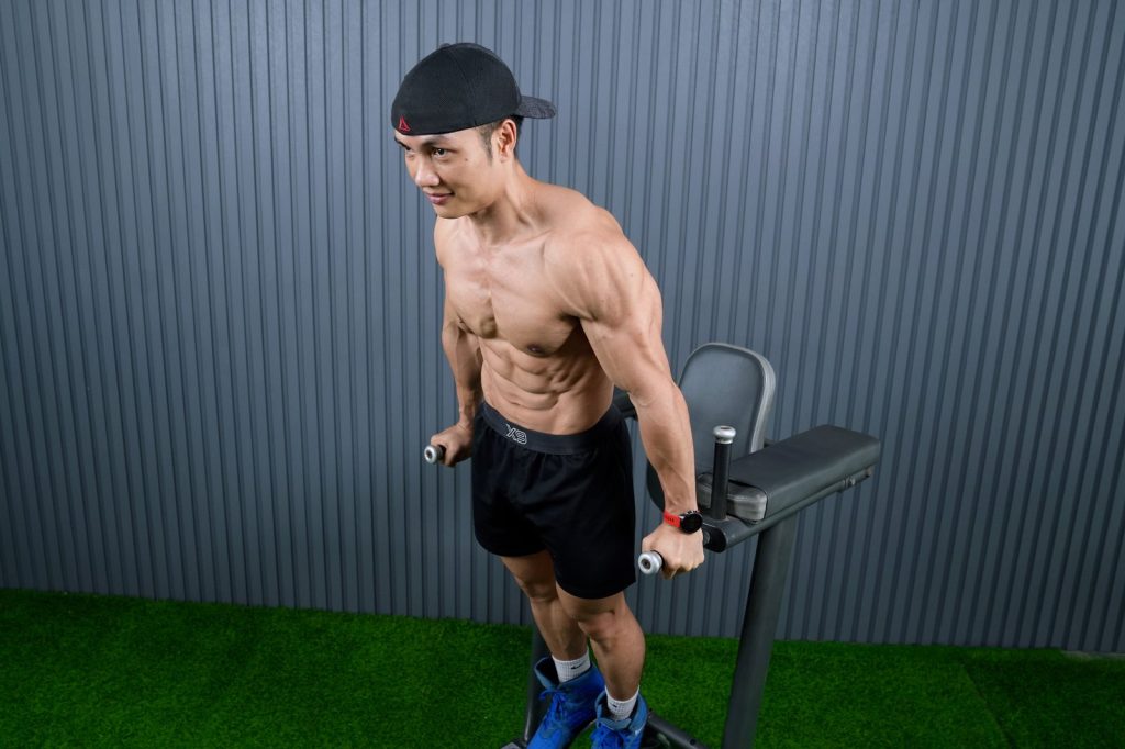 Nguyễn Bảo Bằng tập dips trên xà kép
