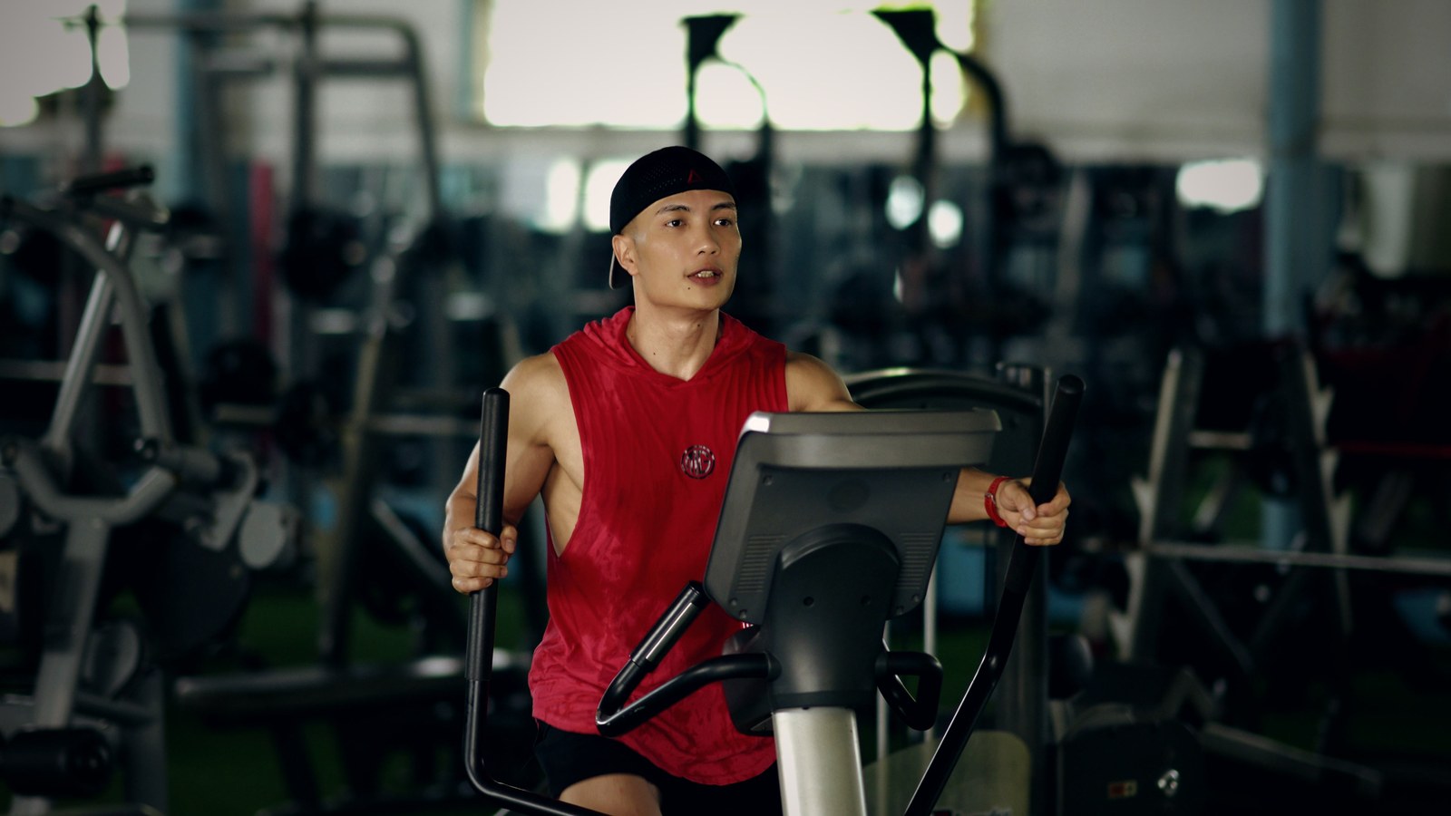 HLV Nguyễn Bảo Bằng trong phòng tập, nói về chuyện uống creatine có hại thận không