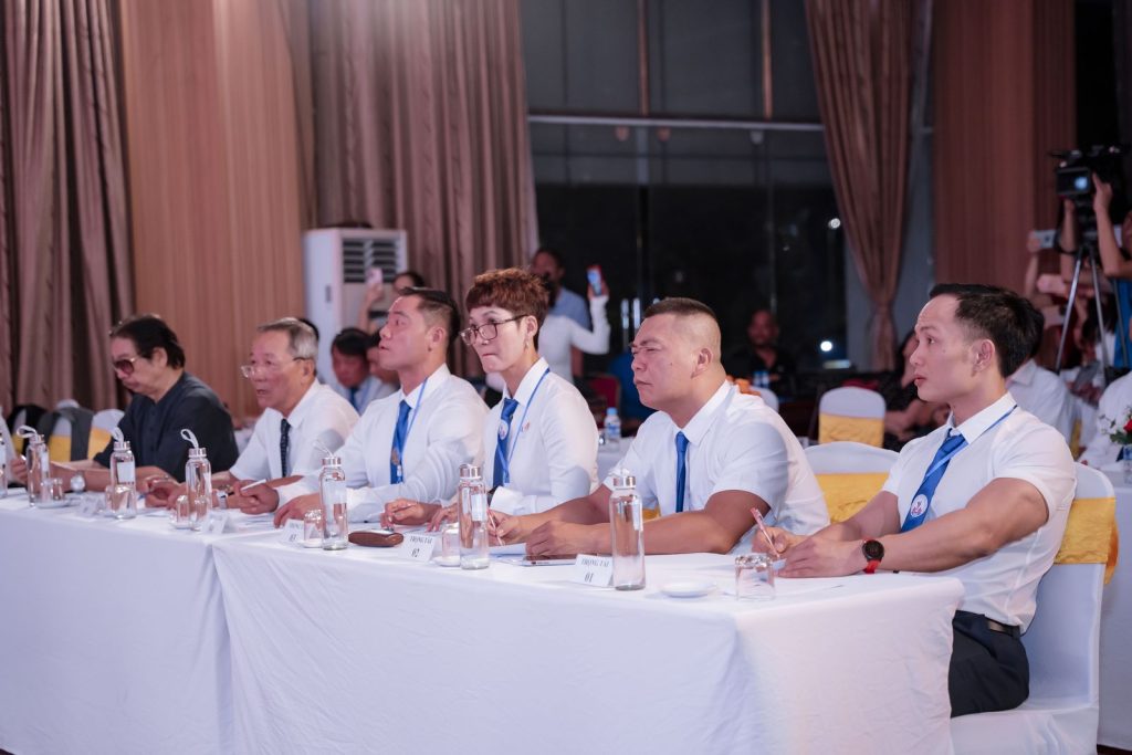 Nguyễn Bảo Bằng ngồi ghế trọng tài số 01 tại bàn chấm Giải vô địch Thể hình – Fitness tỉnh Nghệ An mở rộng 2025