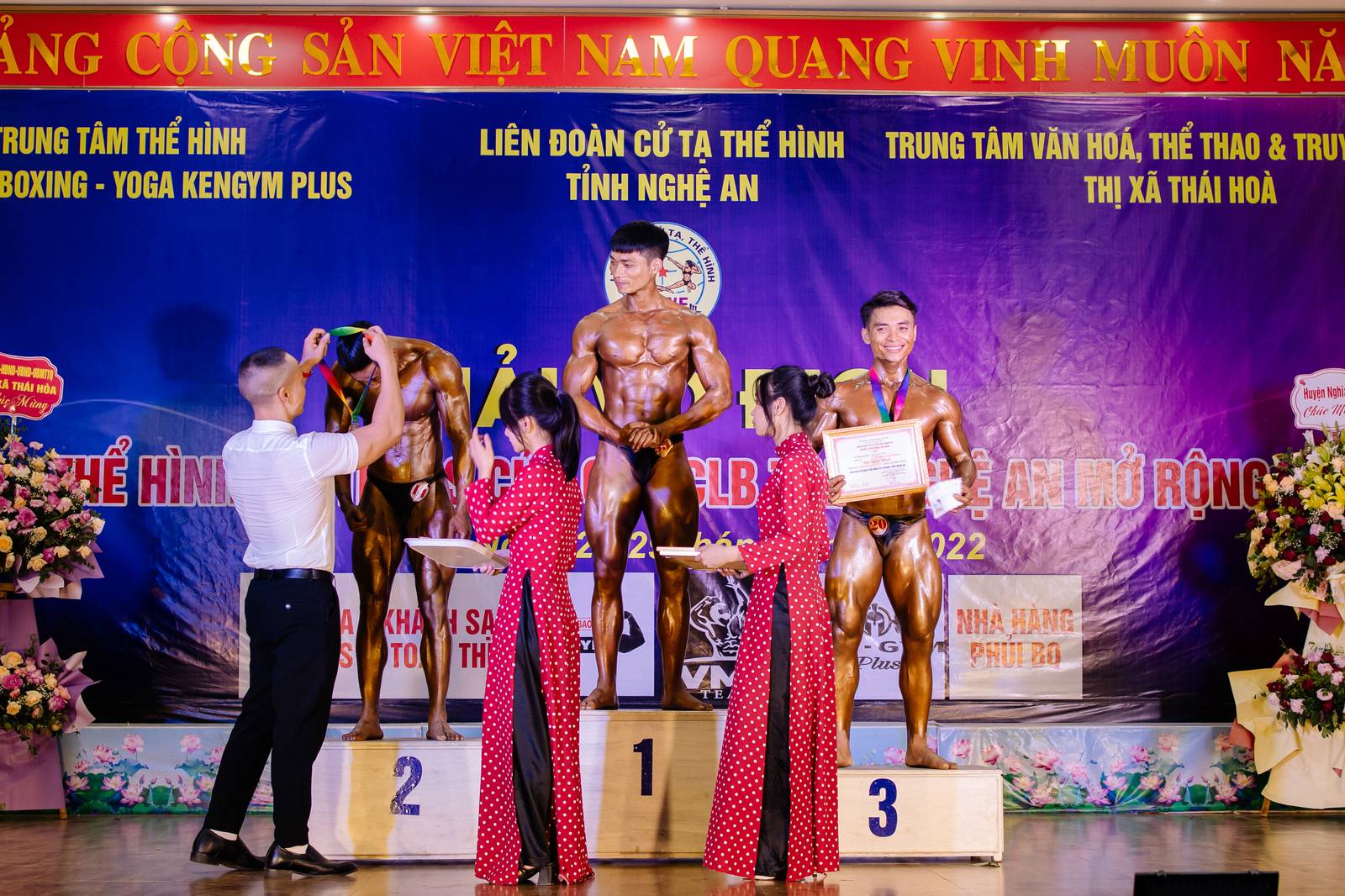 Nguyễn Bảo Bằng trao huy chương cho vận động viên trên bục Giải vô địch Thể hình – Fitness tỉnh Nghệ An mở rộng 2022