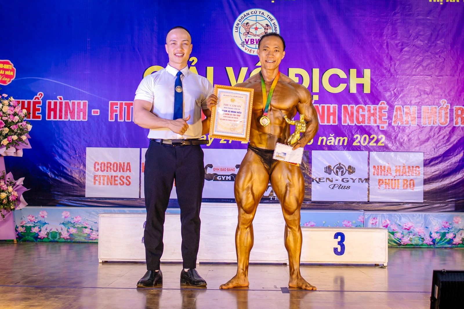 Nguyễn Bảo Bằng trao thư cảm ơn cho vận động viên tại Giải vô địch Thể hình – Fitness tỉnh Nghệ An mở rộng 2022