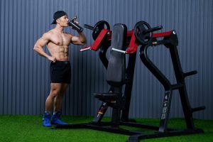 Nguyễn Bảo Bằng uống nước giữa buổi tập, cạnh máy đẩy vai