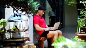 Tính TDEE rồi mà vẫn không giảm cân: sai ở đâu, sửa thế nào Nguyễn Bảo Bằng ngồi máy tính xếp giáo án tuần cho học viên PT Online