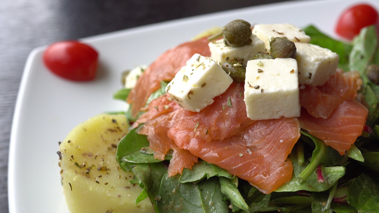 Đĩa salad cá hồi với rau xanh nhiều màu