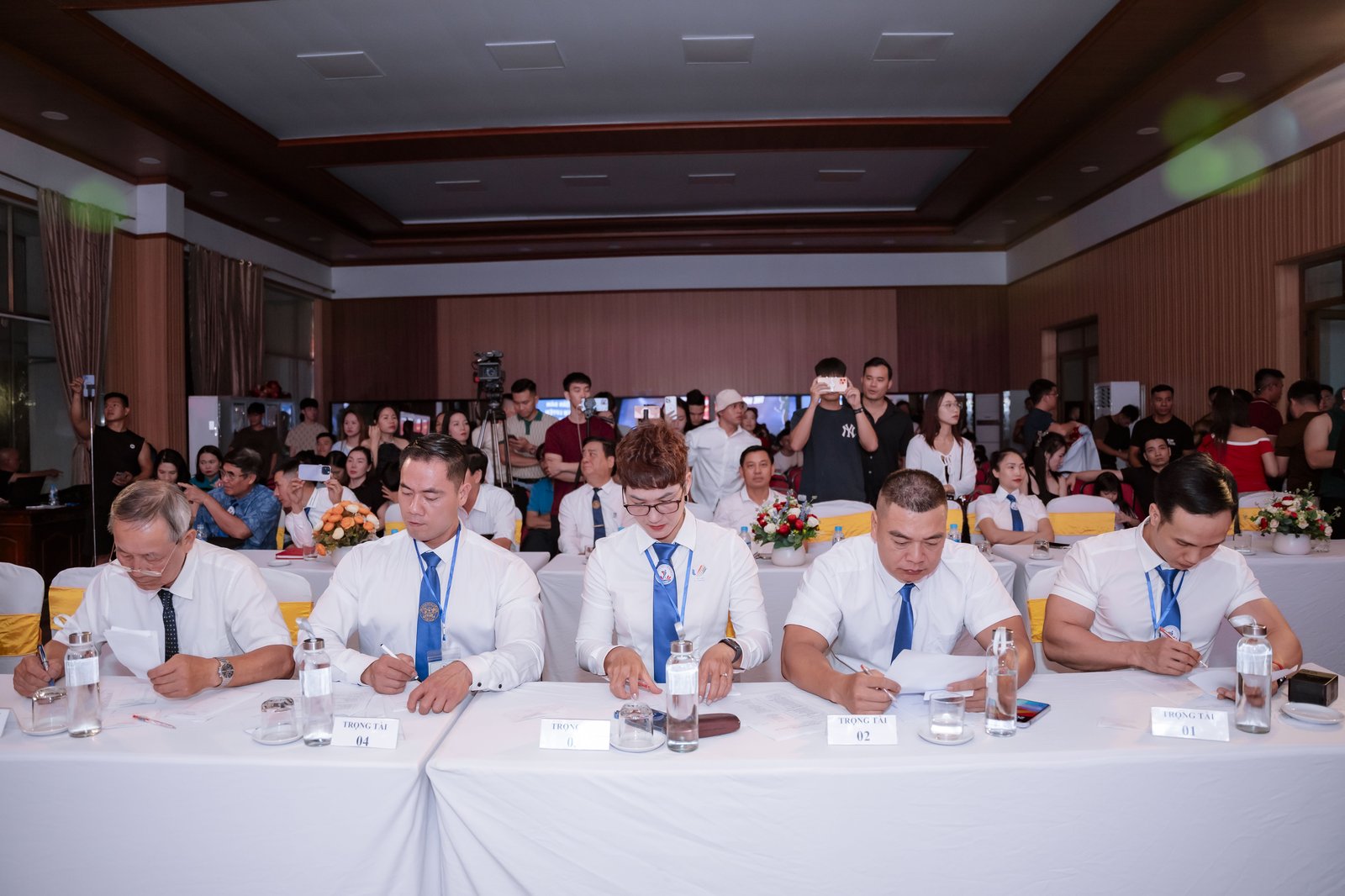 Toàn cảnh bàn trọng tài tại giải vô địch thể hình Nghệ An mở rộng