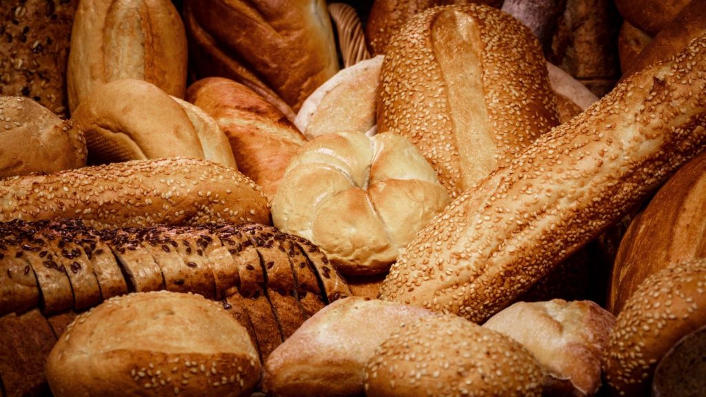 Nhiều loại bánh mì xếp cạnh nhau