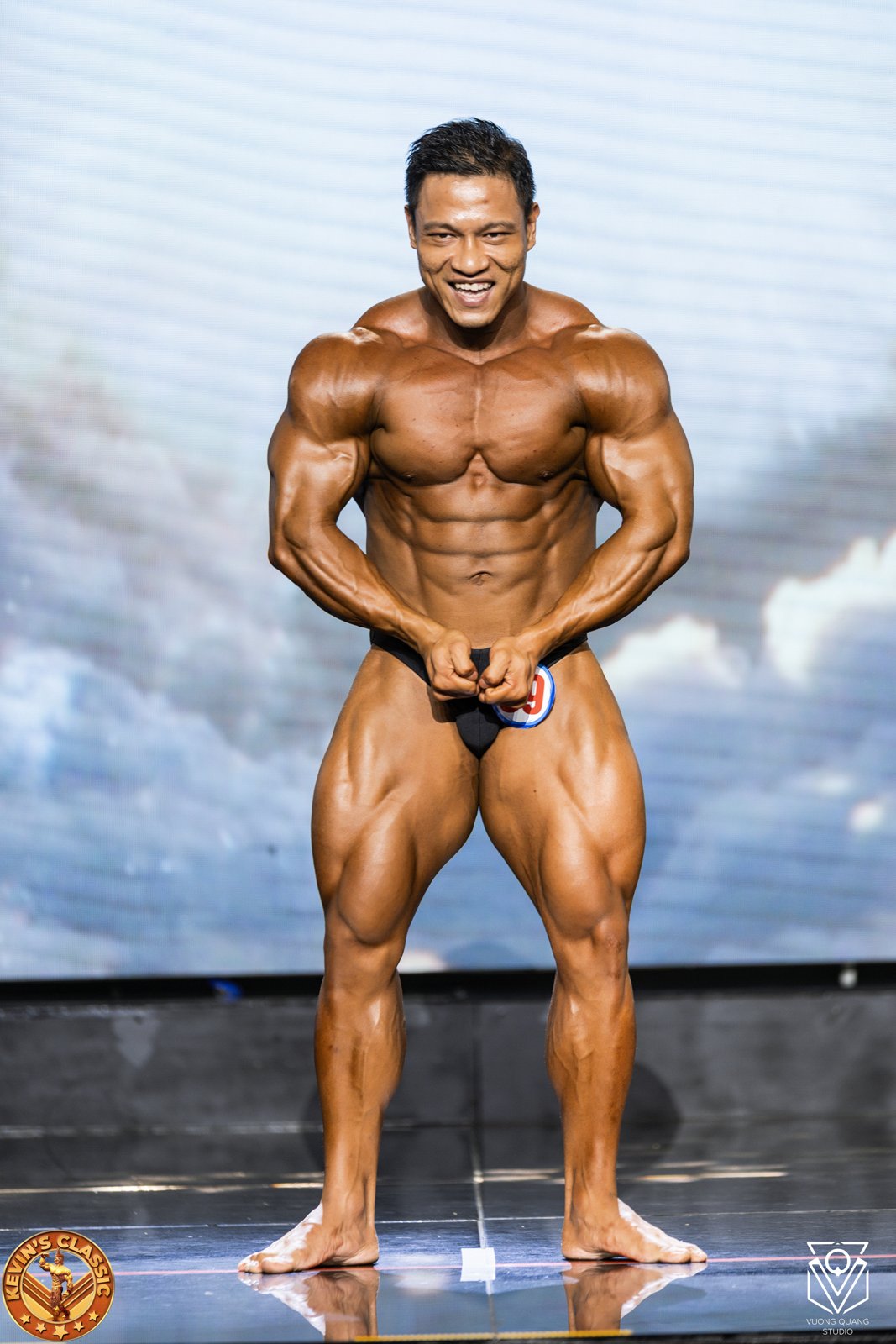 Vận động viên Bodybuilding cơ bắp dày, tạo dáng most muscular