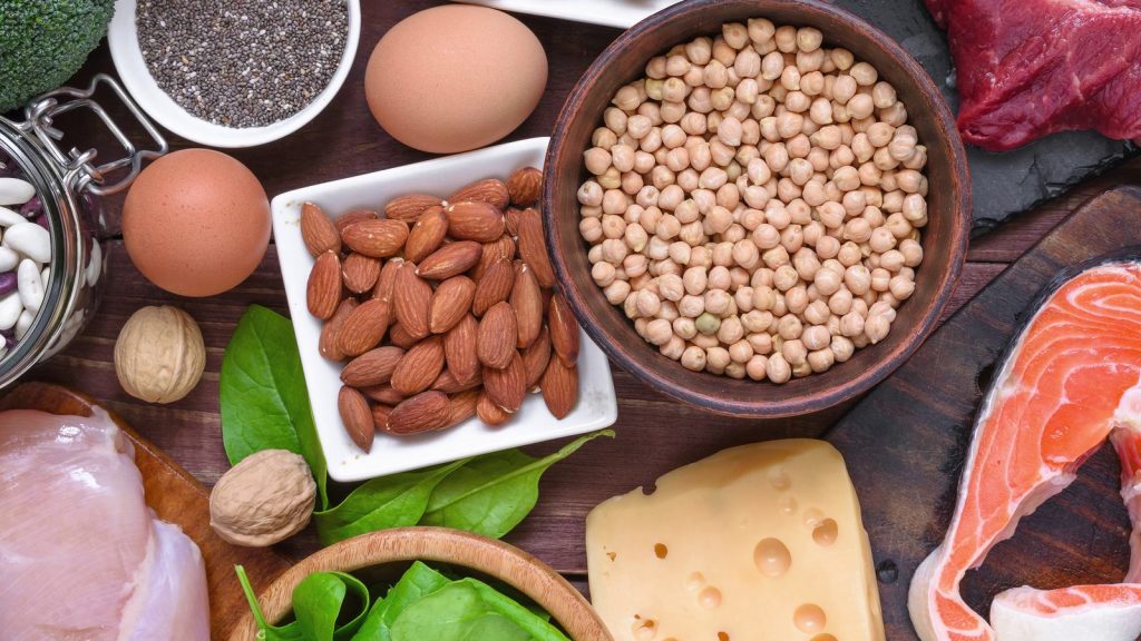 Các nguồn đạm bày trên bàn: thịt, cá, trứng, phô mai, đậu và các loại hạt