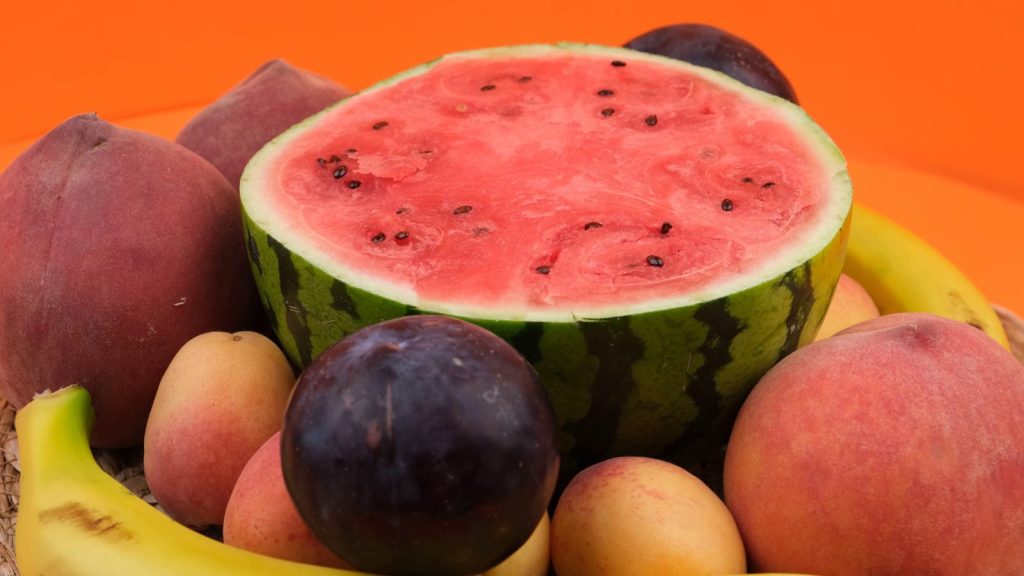 Dưa hấu bổ đôi cùng đào, mận và chuối