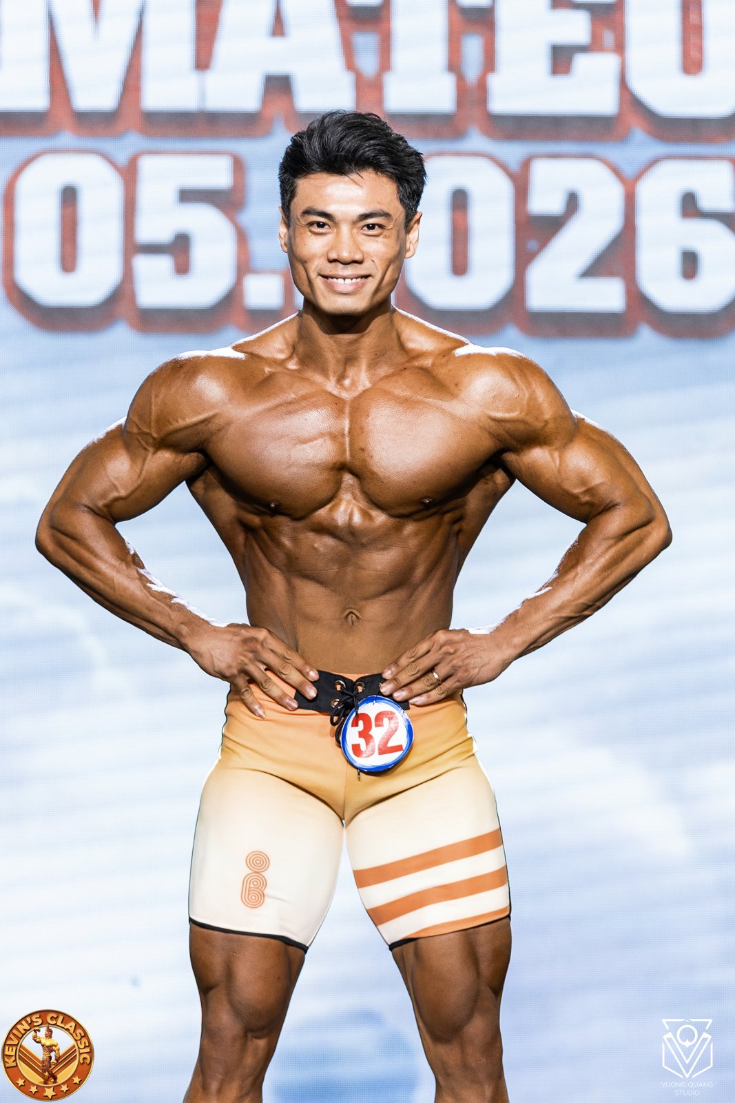 Vận động viên Men Physique tạo dáng trước phông Amateur 05.2026 của giải Kevin's Classic
