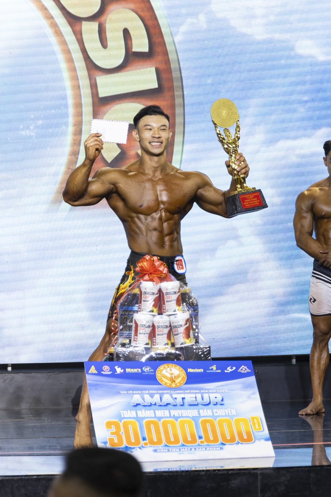 Vận động viên cầm cúp và bảng thưởng toàn năng Men Physique bán chuyên tại Kevin's Classic lần 4