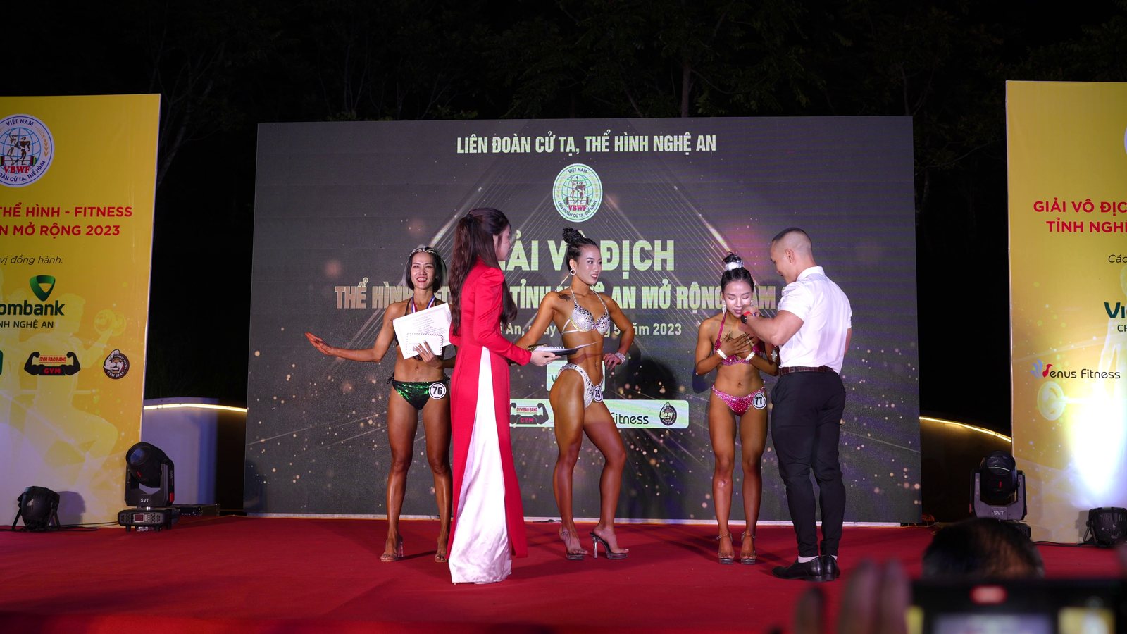 Nguyễn Bảo Bằng trao huy chương cho vận động viên tại giải thể hình Nghệ An mùa 2023