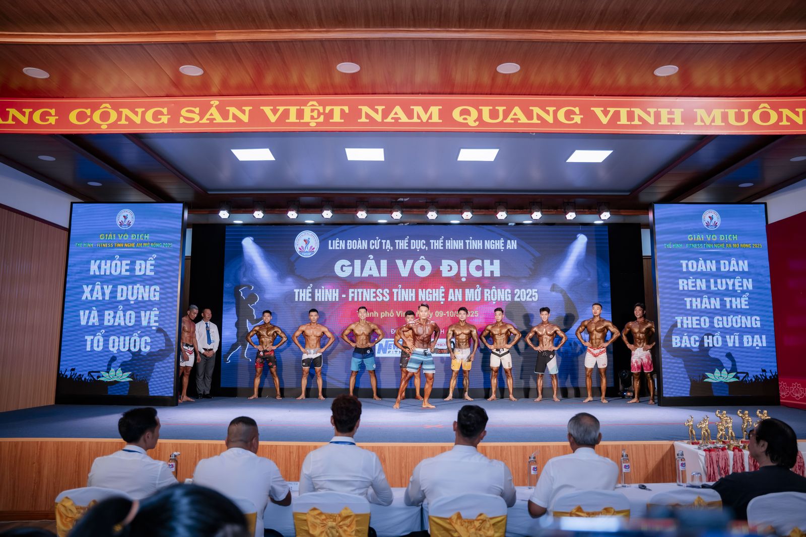 Toàn cảnh sân khấu Giải vô địch Thể hình – Fitness tỉnh Nghệ An mở rộng năm 2025 tại TP Vinh