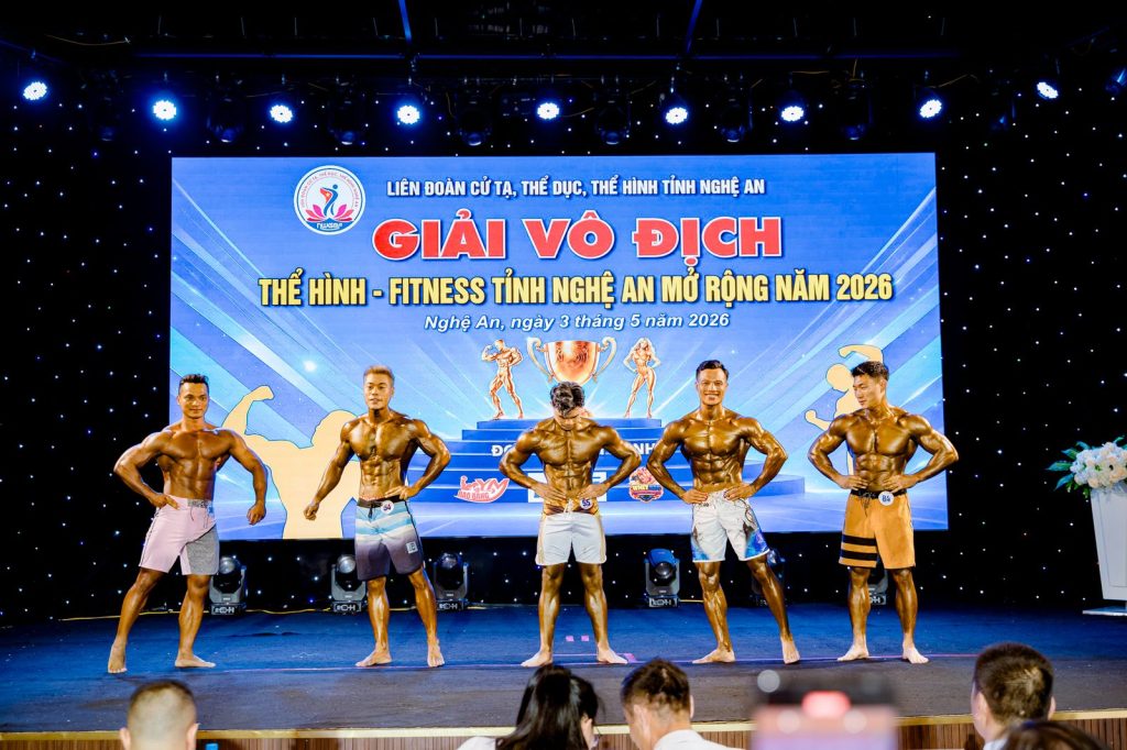 Năm vận động viên men's physique so dáng, khán giả ngồi kín các hàng ghế đầu tại giải thể hình Nghệ An 2026