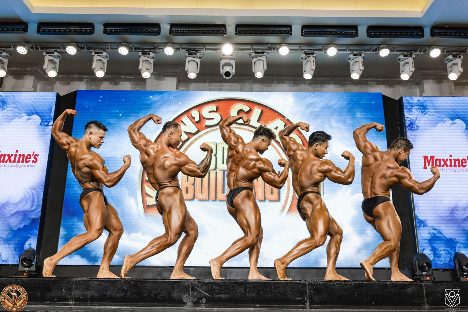 Năm vận động viên Bodybuilding gồng tự do cùng lúc (posedown) trên sân khấu