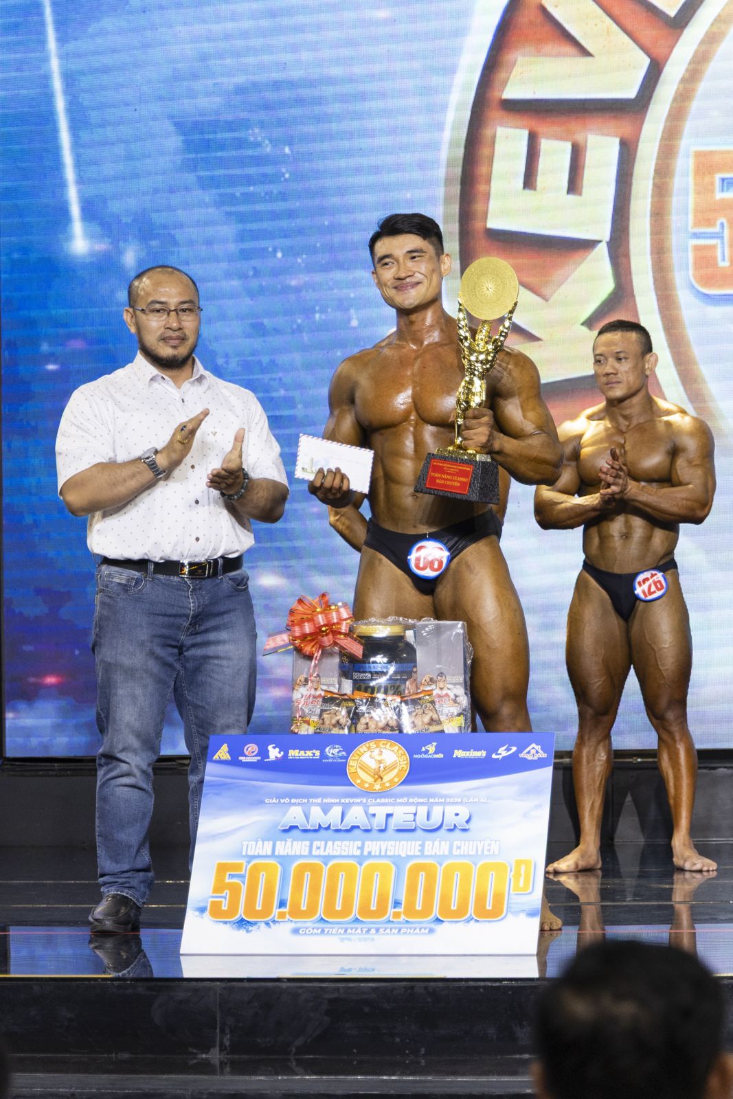 Trao cúp và bảng thưởng toàn năng cho vận động viên tại Kevin's Classic lần 4