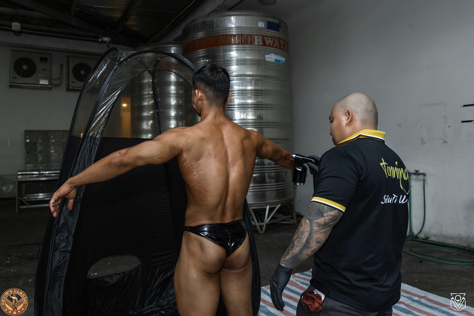 Vận động viên được phủ màu da ở hậu trường trước giờ thi