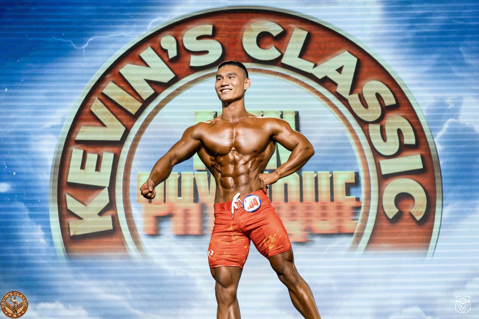 Vận động viên Men Physique mặc quần short dài tới gối trên sân khấu Kevin's Classic