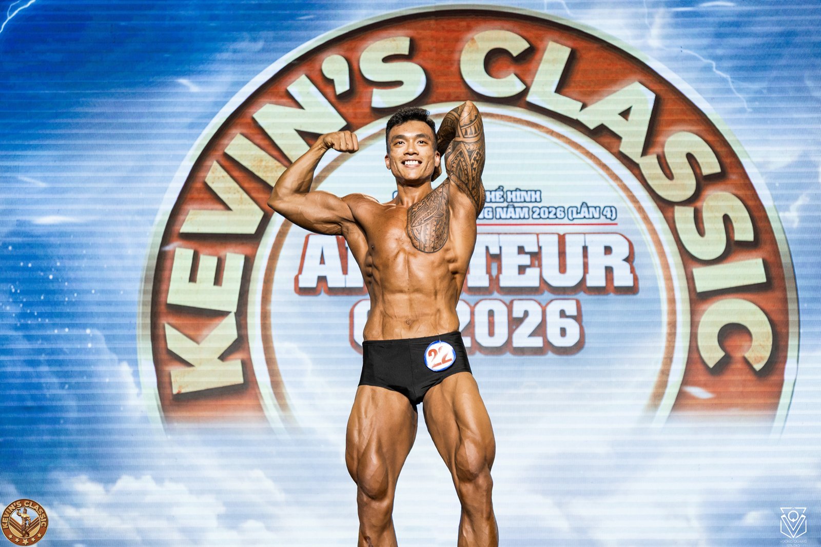 Vận động viên gồng hai tay trước trước phông Amateur của Kevin's Classic lần 4